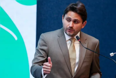 A suspeita da polícia é de que Juscelino se beneficiou de um esquema de desvio de verba de emendas parlamentares indicadas pelo próprio ministro