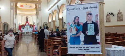 Imagem ilustrativa da imagem Missa em homenagem a Karoline e Luan lota Paróquia Santo Antônio