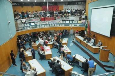 Com a Sala de Sessões lotada, a Câmara de Londrina promoveu, nesta segunda (21/08/2023), audiência pública para debater com a população o projeto de lei 203/2023, do vereador Mestre Madureira (PP), que institui o Programa Vida Saudável.