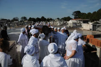Enterro de Yá Mukumbi, em 11 de julho, no Cemitério São Paulo, em Londrina