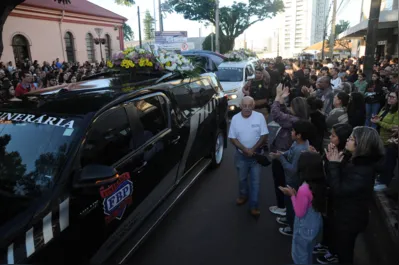 Imagem ilustrativa da imagem Multidão emocionada acompanha enterro de Karoline Alves