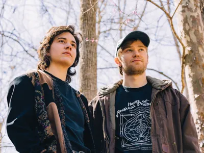 Courtney Werner e Evan Morgan formam o duo Magic Tuber Stringband