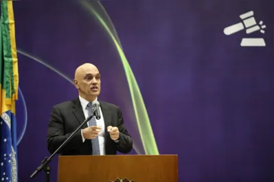 Imagem ilustrativa da imagem Ofensas foram políticas e para constranger, dizem Moraes e família à PF