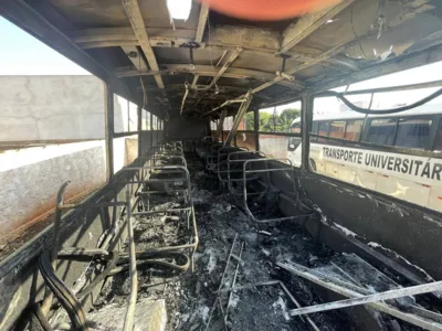 Imagem ilustrativa da imagem Ônibus do transporte coletivo é incendiado em Centenário do Sul