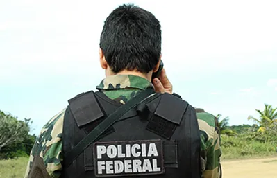 Na ação, cerca de 50 policiais federais, distribuídos em 10 equipes, são responsáveis pelo efetivo cumprimento de 10 mandados judiciais de busca e apreensão