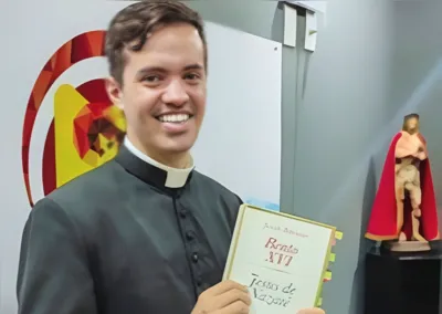 Imagem ilustrativa da imagem Padre formado na UEL é diretor da Rádio Bom Jesus