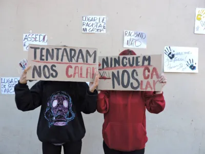 Imagem ilustrativa da imagem Pais e alunas protestam contra professores suspeitos de assédio
