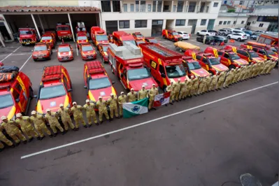 Bombeiros do Paraná saíram de Curitiba neste domingo (10) e vão reforçar as equipes que já atuam nas operações de busca e salvamento no Rio Grande do Sul