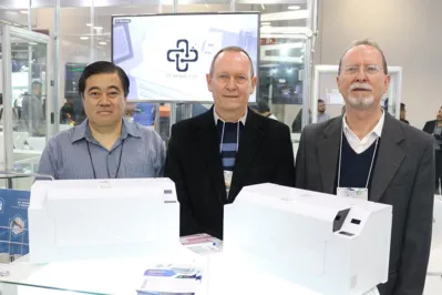 Gerson Nakazato, da GRAL Bioativos, e os irmãos Wilsom e Antonio Sélla, da Plazadente, apresentam esterilizadora no estande do Sebrae/PR na Hospitalar 2023