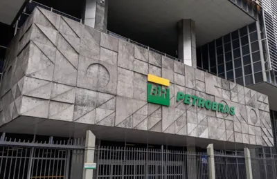 Imagem ilustrativa da imagem Petrobras reduz preço da gasolina em R$ 0,14 para as distribuidoras