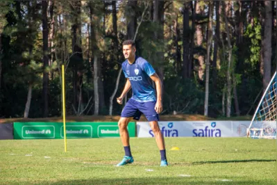 O atacante Everton Moraes, recém-contratado junto ao Bahia, pode estrear esta noite contra o Vitória