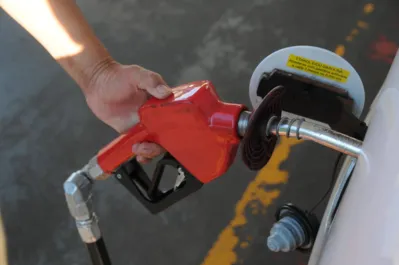 Imagem ilustrativa da imagem Preço da gasolina cai pouco e governo abre canal de denúncia