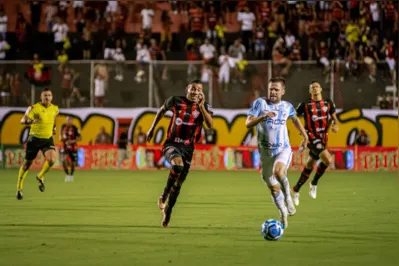 Imagem ilustrativa da imagem Presa fácil para o Leão, Tubarão perde a segunda seguida na Série B