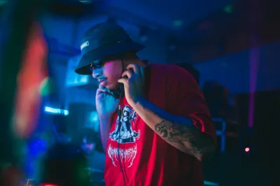 Meio Feel produz majoritariamente o grime, gênero com semelhanças à música eletrônica e que se mistura a mais ritmos, com batidas fortes e acelerada: 140 batidas por minuto