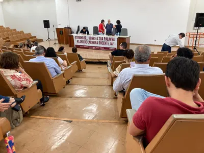 Professores reunidos em assembleia na UEL