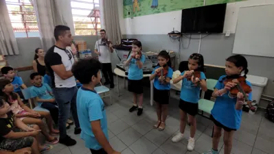 Alunos aprendem a tocar violino na Escola Municipal Suely Idehira