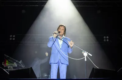 VITÃ“RIA, ES - 21.04.2023: ROBERTO CARLOS NO ES - Roberto Carlos durante apresentaÃ§Ã£o de show em comemoraÃ§Ã£o aos seus 82 anos, completados em 19 de abril. Evento realizado na PraÃ§a do Papa no municÃ­pio de VitÃ³ria/ES. (Foto: Vinicius Moraes /Fotoarena/Folhapress) ORG XMIT: 2363792