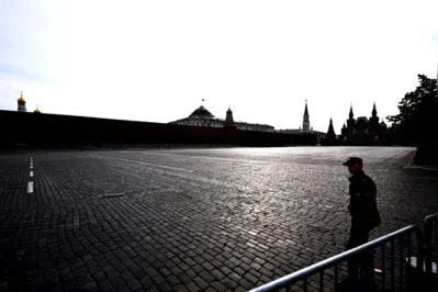 Praça Vermelha, em Moscou, ficou vazia neste domingo após crise entre o Kremlin e mercenários