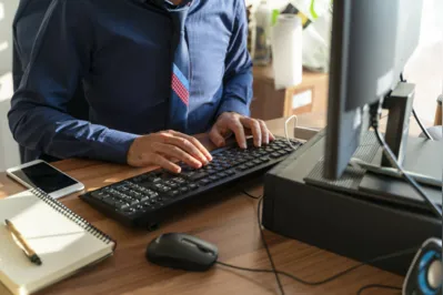 ofis masasÄ±nda Ã§alÄ±Åan memur arka planÄ±. masaÃ¼stÃ¼ bilgisayar, klavye, not defteri, cep telefonu, bilgisayar faresi klavyede yazan insan eli gÃ¶rÃ¼ntÃ¼sÃ¼ full frame makine ile Ã§ekilmiÅtir