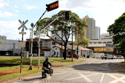 Imagem ilustrativa da imagem Semáforos com sensores são instalados em passagens de trem em Arapongas