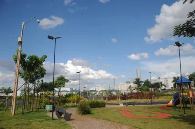 Imagem ilustrativa da imagem Sete áreas de lazer de Londrina devem receber totens de segurança