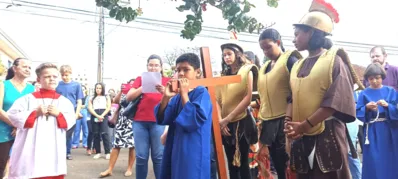 Via Sacra apresentada pelas crianças da catequese, nas ruas próximas ao Santuário