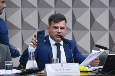 ComissÃ£o Parlamentar Mista de InquÃ©rito dos Atos de 8 de Janeiro de 2023 (CPMI - 8 de Janeiro).

1Âª parte: ReuniÃ£o para ouvir o ex-diretor da PolÃ­cia RodoviÃ¡ria Federal (PRF).

2Âª parte: ApreciaÃ§Ã£o de requerimentos.

A CPMI Ã© formada por 16 senadores e 16 deputados federais titulares, com igual nÃºmero de suplentes de cada Casa e vai investigar a invasÃ£o e depredaÃ§Ã£o das sedes dos TrÃªs Poderes em BrasÃ­lia. 
 
Ã mesa, em pronunciamento, ex-diretor da PolÃ­cia RodoviÃ¡ria Federal, Silvinei Vasquez.

Foto: Roque de SÃ¡/AgÃªncia Senado
