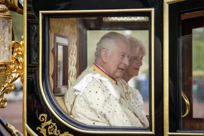 Charles III e Camilla seguem para a Abadia de Westminster