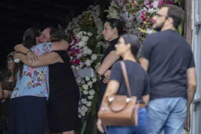Imagem ilustrativa da imagem Sob comoção, Blumenau enterra crianças vítimas de ataque em creche