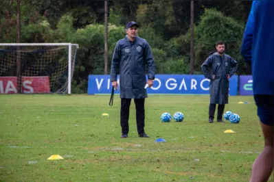 Eduardo Souza mostrou abatimento após a derrota para o Atlético-GO: "Temos feito algumas trocas até para tentar surpreender os adversários, mas não tem acontecido"