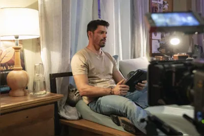 Caio (Cauã Reymond) nos bastidores de cena.