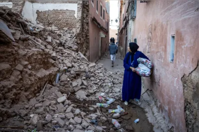 Em  Marrakech, mulher olha os destroços dos prédios destruídos pelo terremoto que atingiu Marrocos
