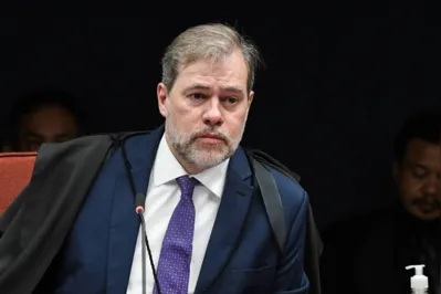 Imagem ilustrativa da imagem Toffoli "afaga" Lula e declara provas da Odebrecht imprestáveis