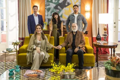 Em pé, Daniel (Johnny Massaro), Petra (Debora Ozório) e Caio (Cauã Reymond); sentados Irene (Gloria Pires) e Antônio (Tony Ramos)