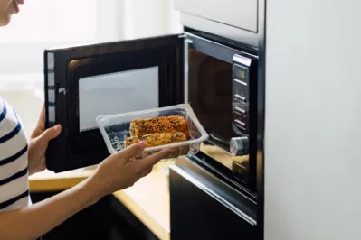 Imagem ilustrativa da imagem Usar potes plásticos no microondas pode intoxicar comida, revela pesquisa