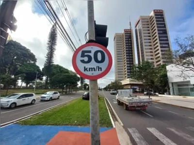 As placas nas três avenidas, assim como a sinalização horizontal, já foram trocadas para a nova velocidade