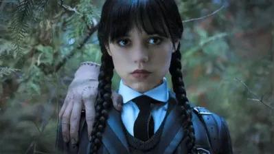 Wandinha é interpretada pela atriz Jenna Ortega que agora também participa da produção da série