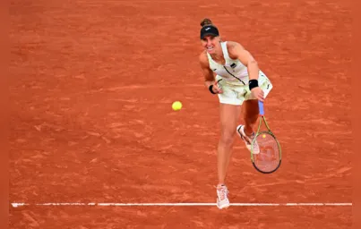 Imagem ilustrativa da imagem Bia não resiste a Iga e cai nas semifinais de Roland Garros