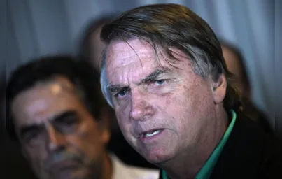 Imagem ilustrativa da imagem Levei uma facada nas costas, diz Bolsonaro sobre decisão do TSE