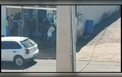 Imagem ilustrativa da imagem Vídeo flagra momento em que trio armado rouba agência bancária no Paraná