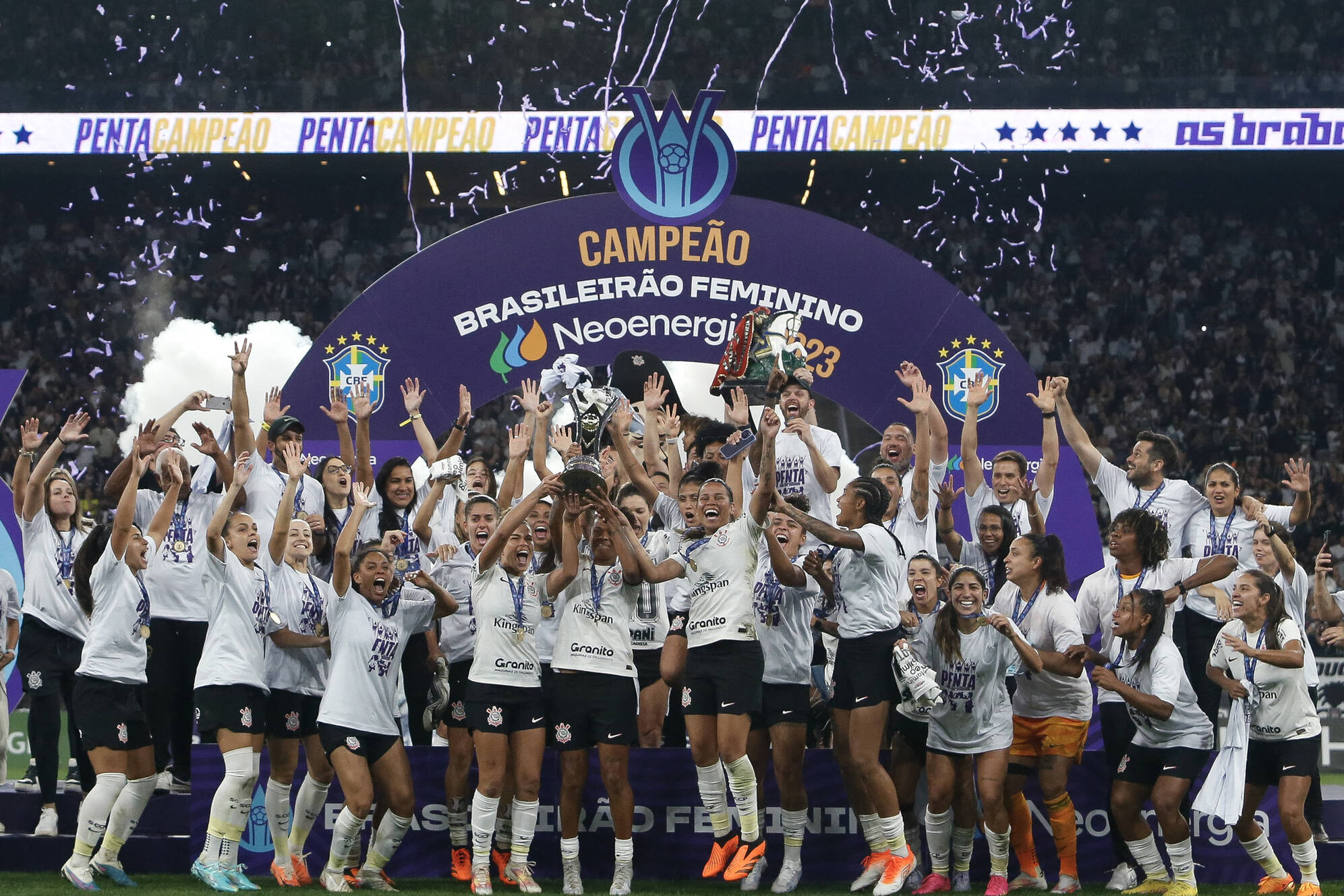 Corinthians busca virada e conquista o quinto Brasileiro feminino com  Arthur Elias