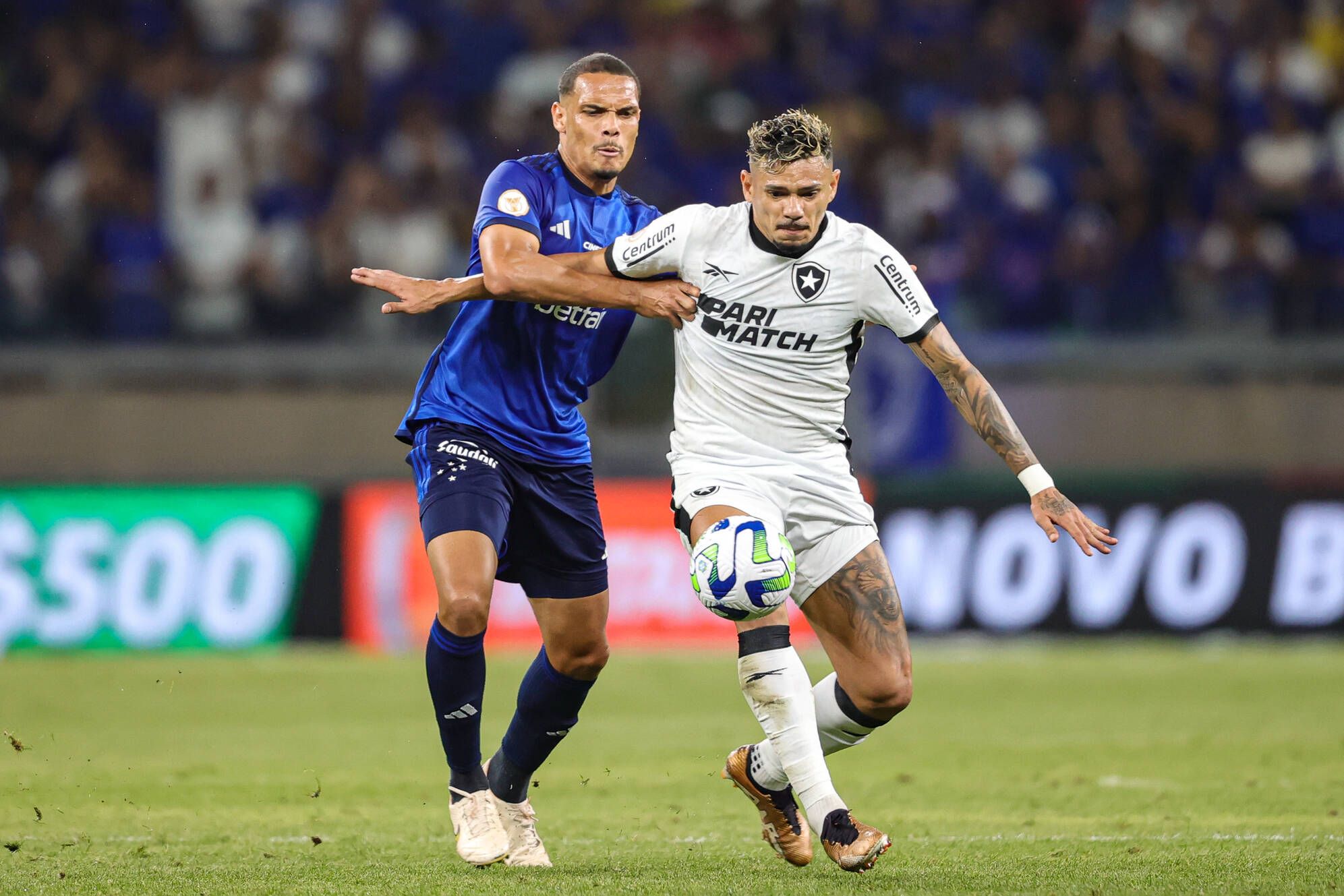 Líder Botafogo segura empate com Cruzeiro; Tiquinho se machuca e