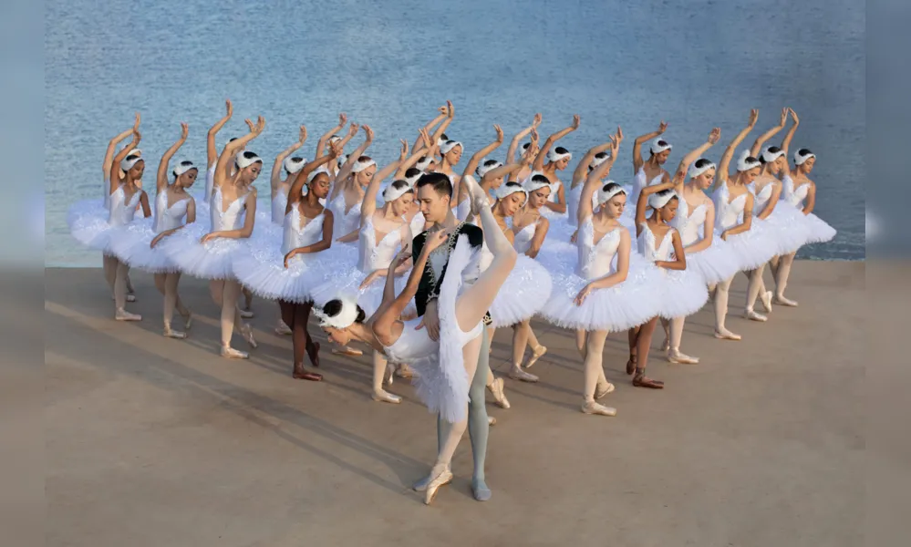 Imagem ilustrativa da imagem 30 anos de dança com um clássico na ponta dos pés