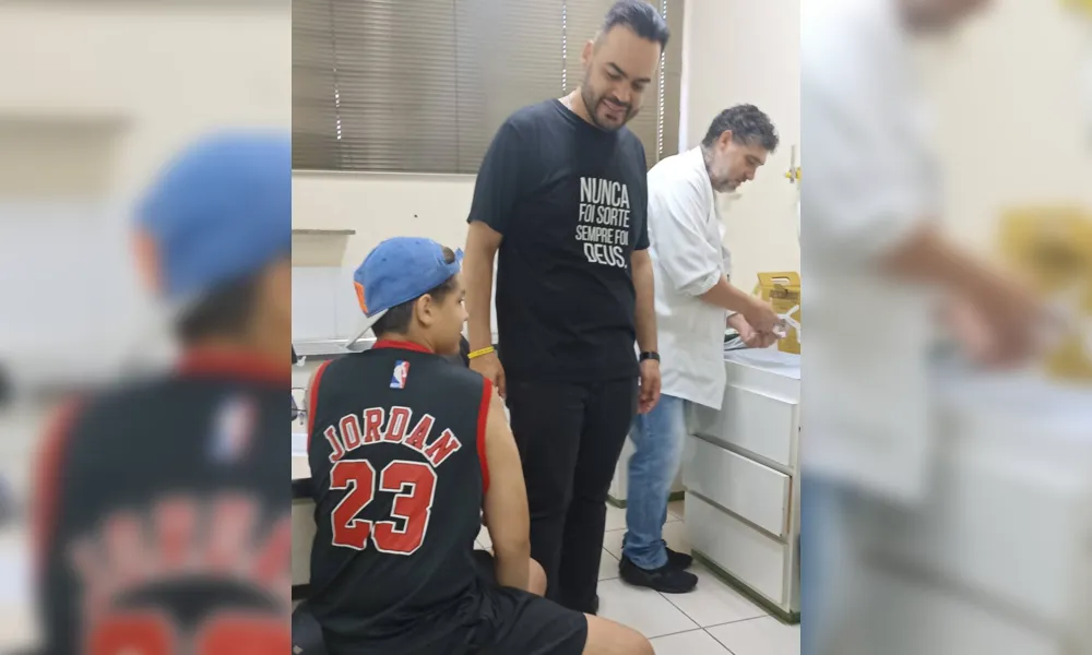 Igor Oliveira, 13 anos, recebeu a  vacina e conheceu o secretário de Saúde,  Felippe Machado