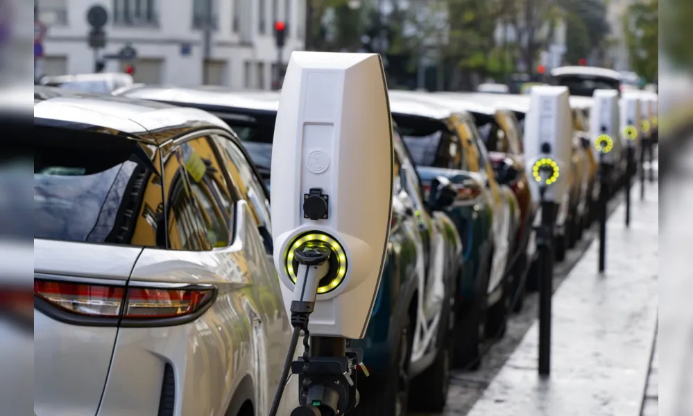 A procura por pontos de carregamento para carros elétricos é um dos desafios que os donos destes carros ainda enfrentam