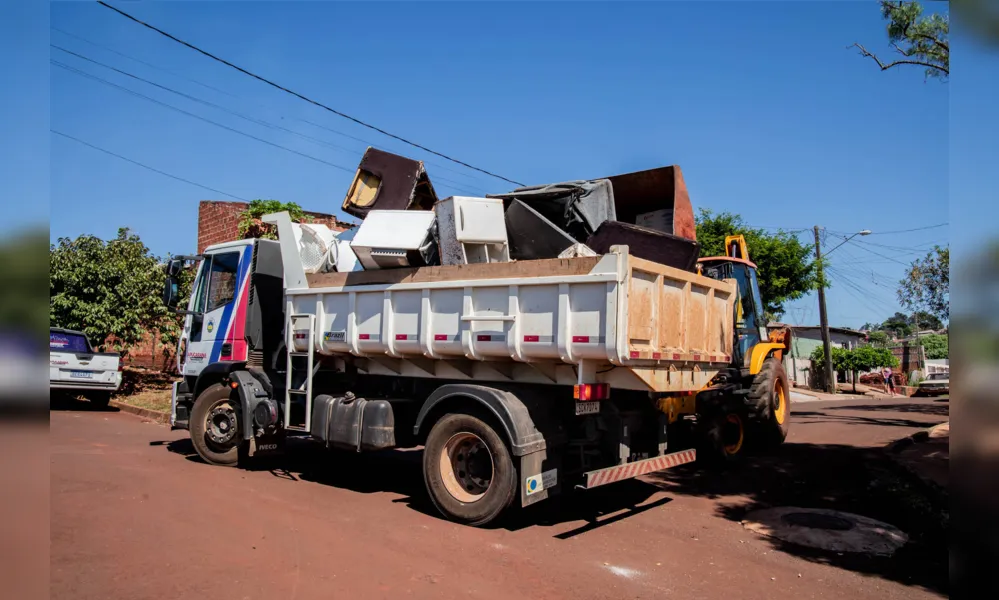 Funcionários da prefeitura recolhem móveis e outros materiais deixados pelos moradores em frente de suas casas