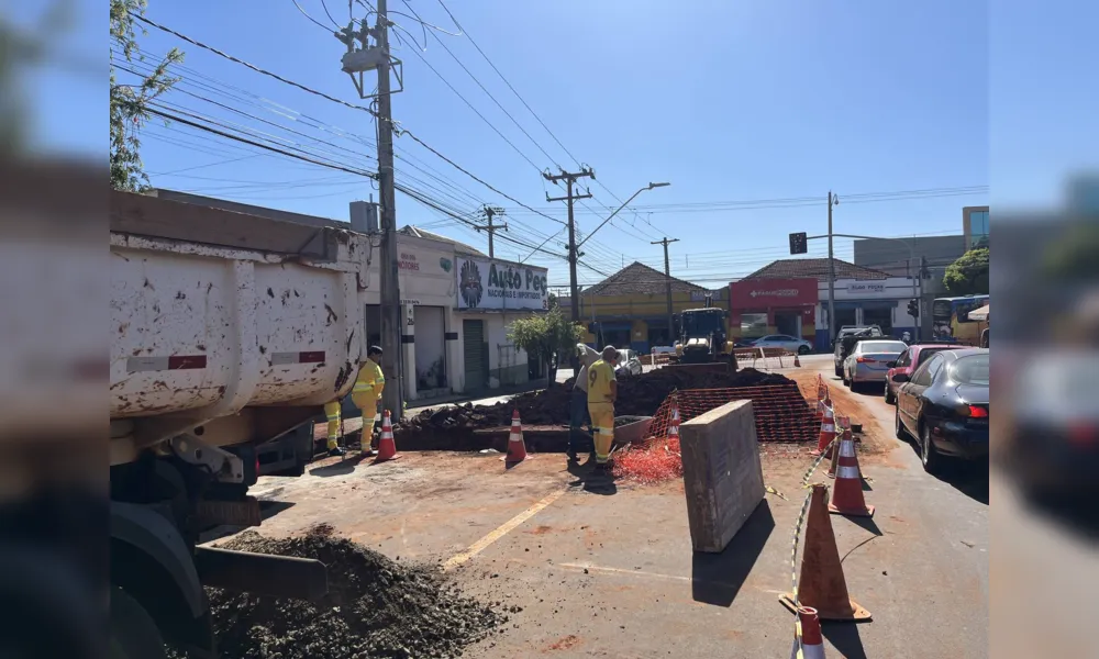 Imagem ilustrativa da imagem Buraco na rua Araguaia é consequência de rede de esgoto na galeria pluvial