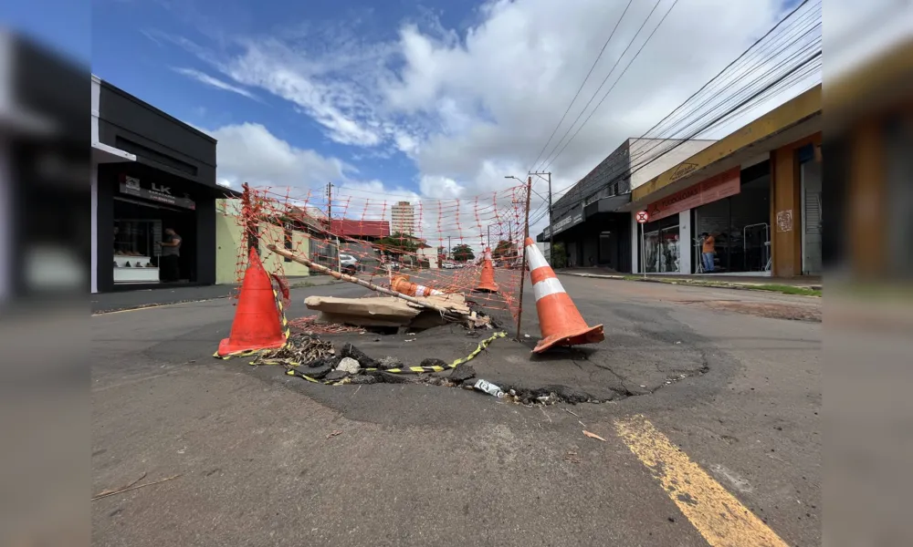 Imagem ilustrativa da imagem Buraco na rua Araguaia gera transtornos desde o início do ano