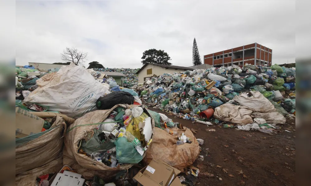 Com barracões lotados, as cooperativas justificam os problemas na coleta dos resíduos : aumento na demanda e falta de comercialização de vários materiais