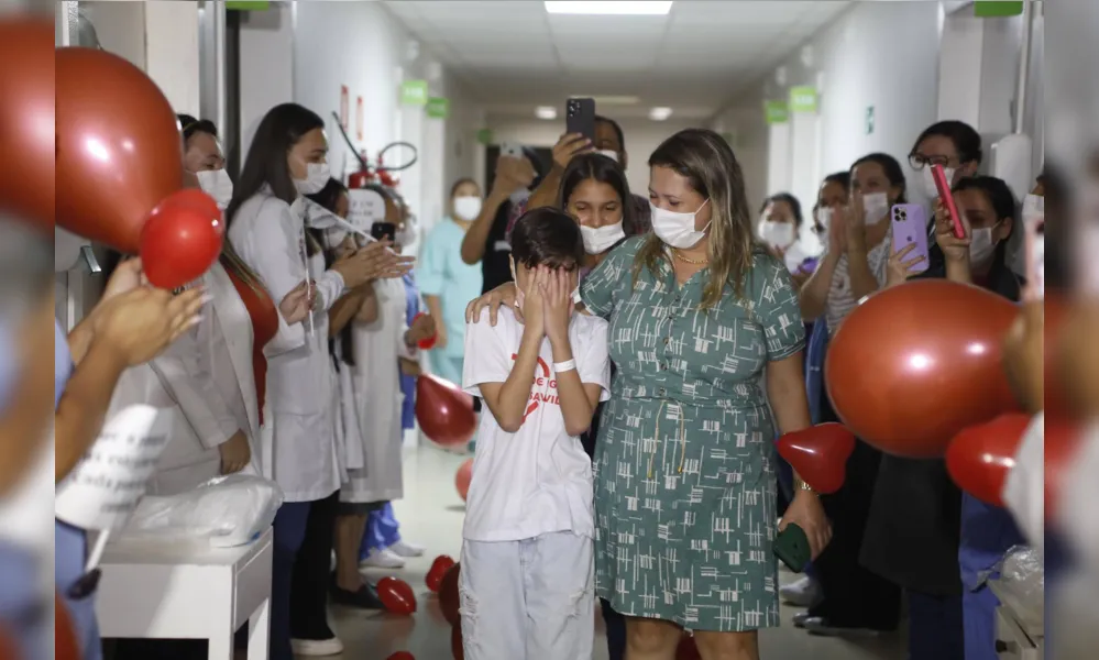 A saída de Augusto do hospital (com a mãe Seila Borges), foi celebrada por funcionários, equipe médica e marcada por homenagens